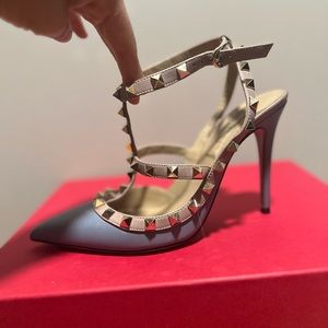 Valentino Garavani PATENT ROCKSTUD CAGED PUMP 100MM